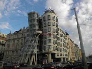 La maison dansante Vue du Pont La Place et Le quai